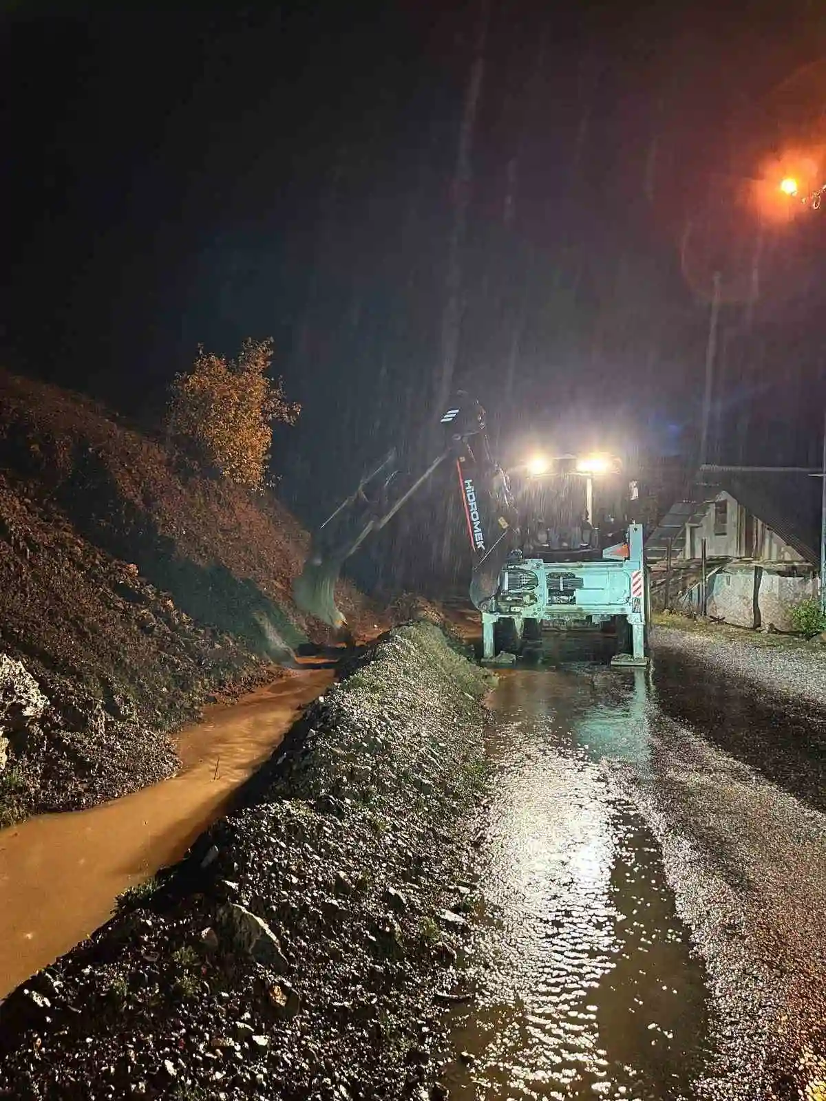 Feke'de sağanak sonrası yola düşen kayalar temizleniyor 1