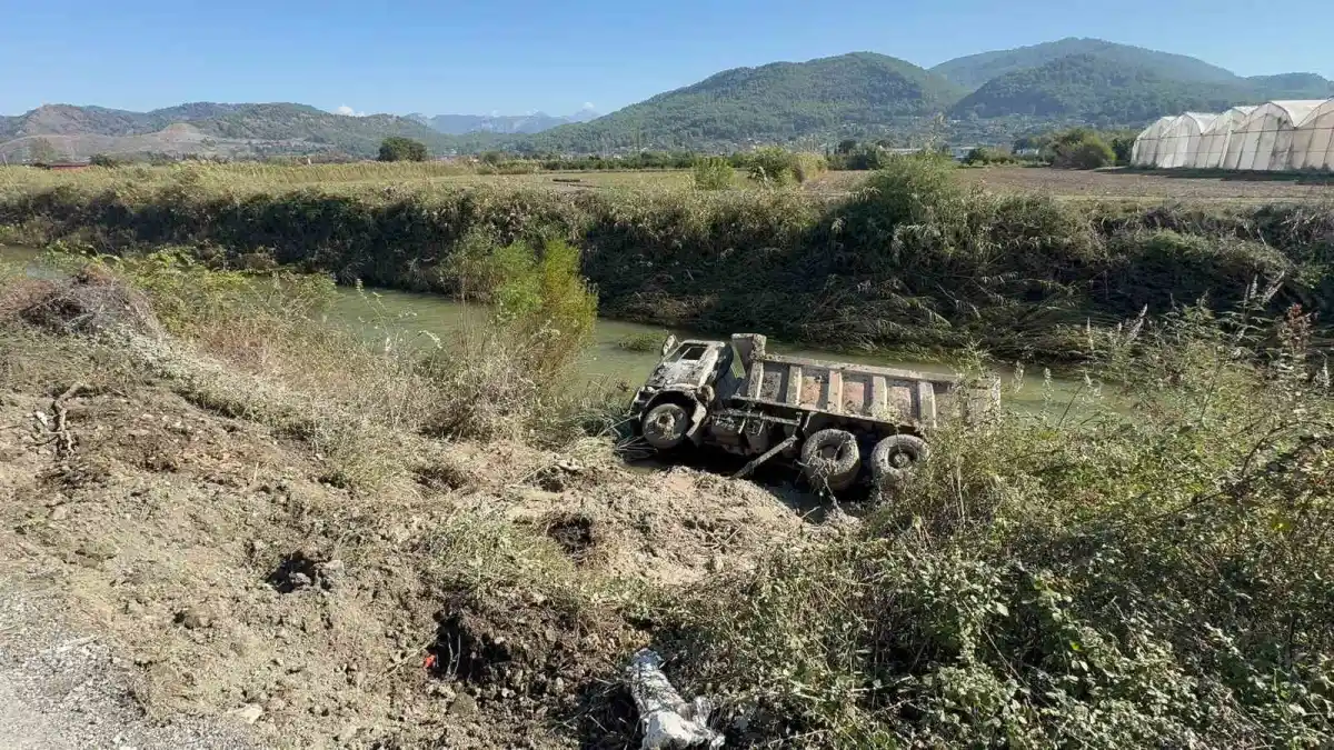Dalaman'da ıslah çalışması yapan kamyon Tersakan Çayı'na devrildi 4