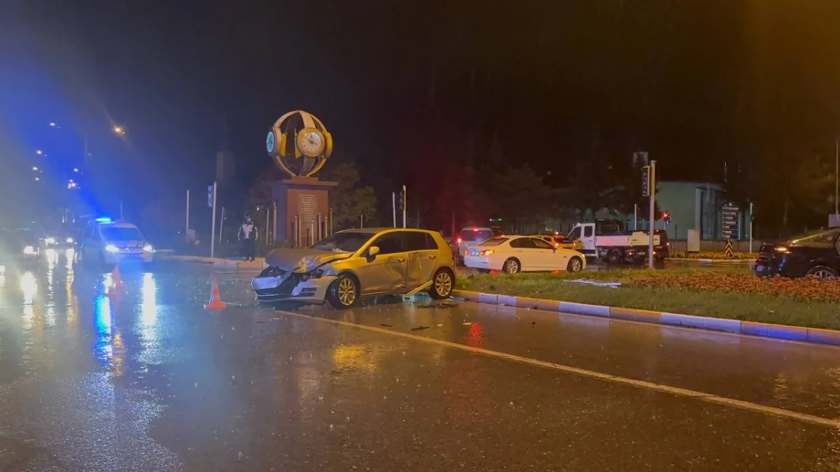 Erzincan'da sağanak yağış sonrası iki otomobil çarpıştı: 3 yaralı 1