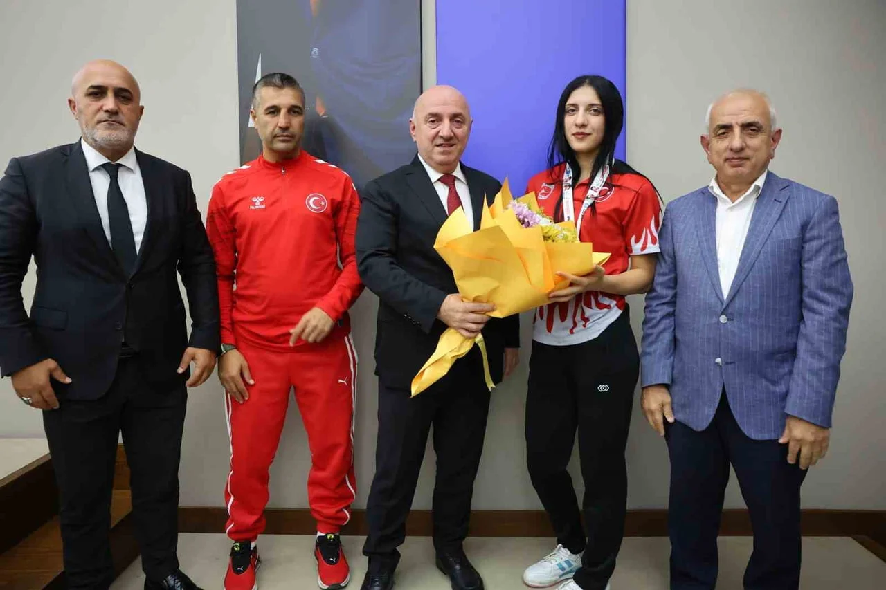 İTALYA'DA DÜZENLENEN DÜNYA GENÇLER KİCK BOKS ŞAMPİYONASI'NDA ALTIN MADALYA KAZANAN DARICA...