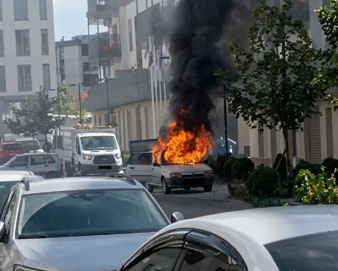 Kahramanmaraş'ta binaların önünde duran otomobil alevlere teslim oldu 1