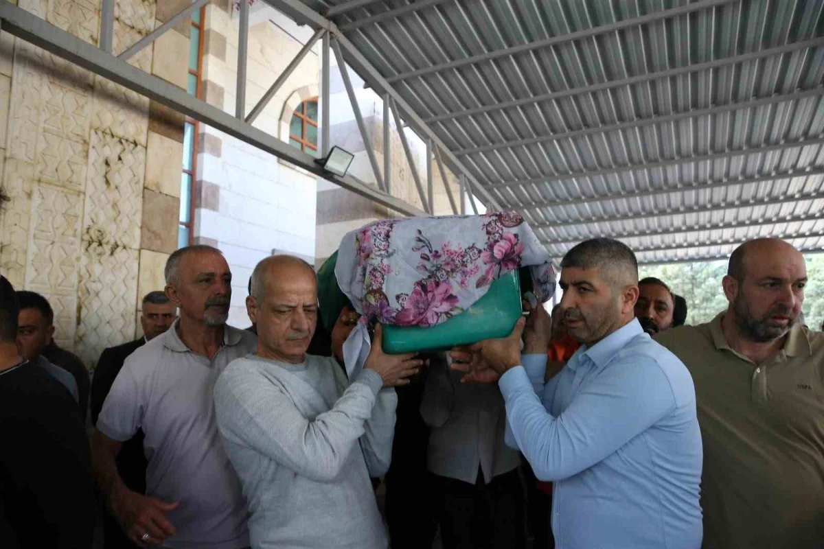 Hatay'daki tren kazasında hayatını kaybeden anne toprağa verildi 1