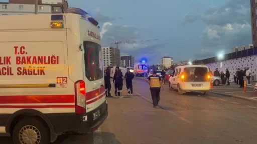 Kaza yapan minibüs park halindeki otomobile çarpıp yan yattı