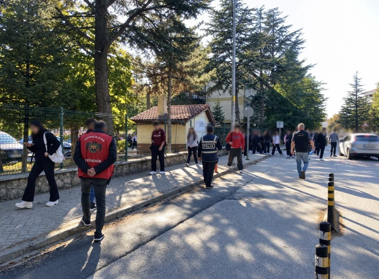 ESKİŞEHİR'DE POLİS EKİPLERİNCE 52 OKUL ÇEVRESİ, 42 PARK BAHÇE, 31 İŞ YERİ, 88 ARAÇ VE 17 OKUL...