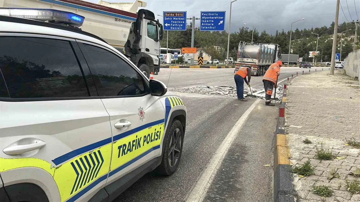 Burdur'da tırdan yola mermer parçaları saçıldı: Sürücüye ceza kesildi 2