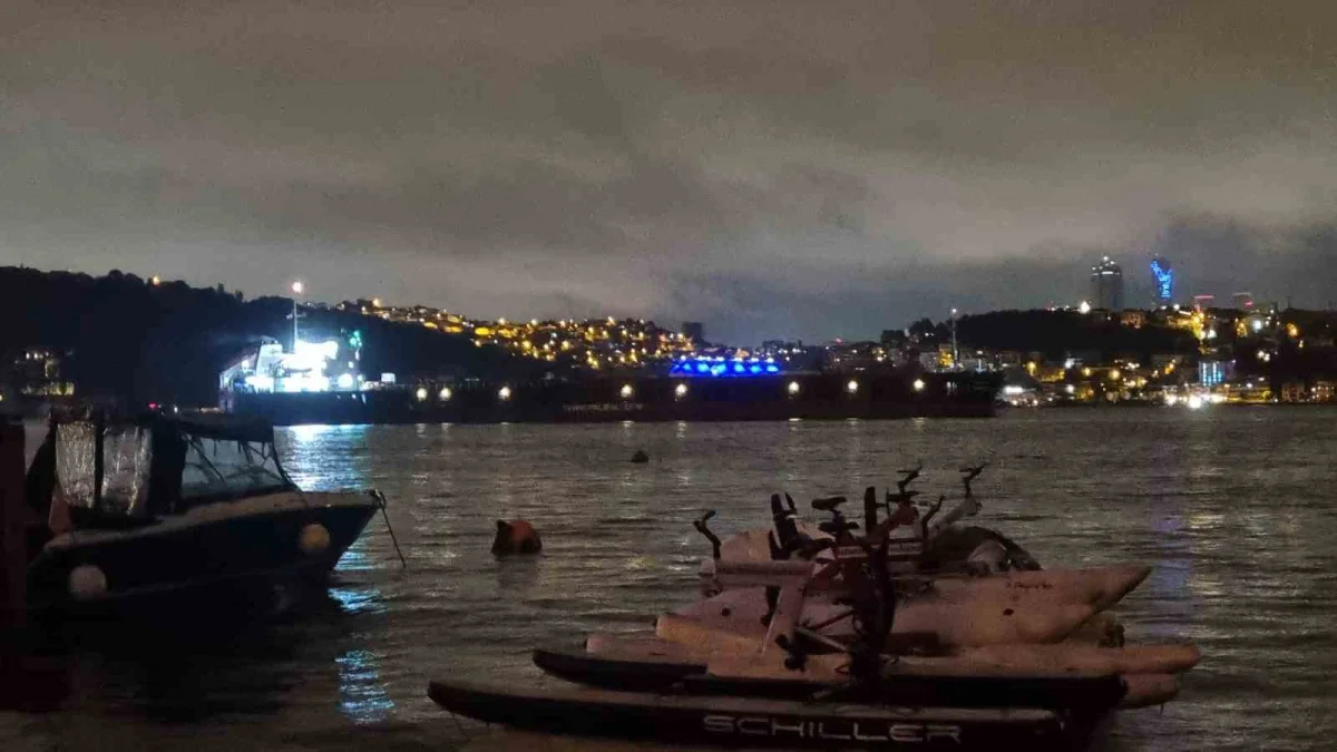 İstanbul Boğazı'nda arızalanan kargo gemisi yeniden seyrine başladı 3