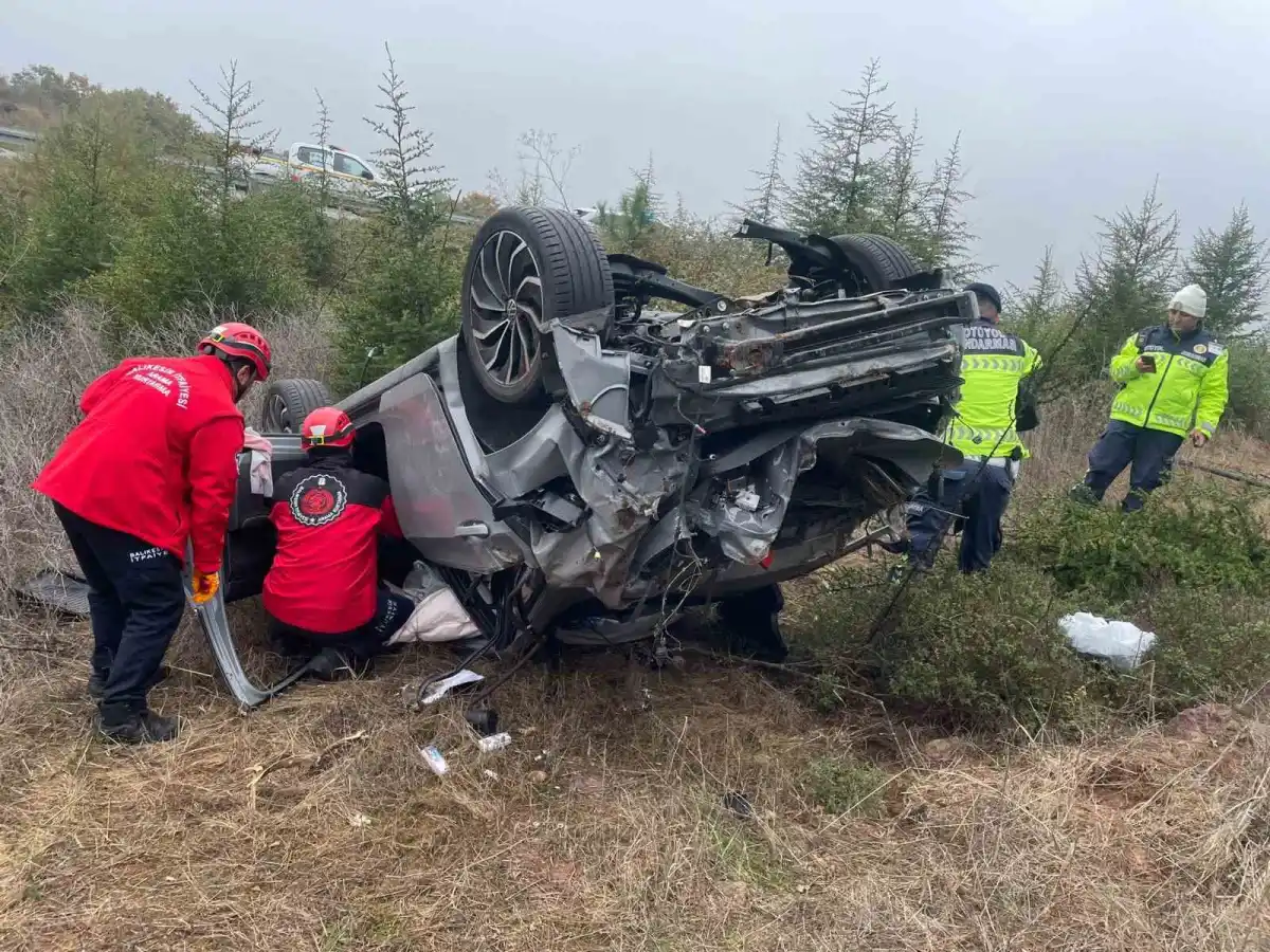 Balıkesir'de otoyolda bariyerleri aşan otomobil şarampole devrildi: 1 yaralı 1