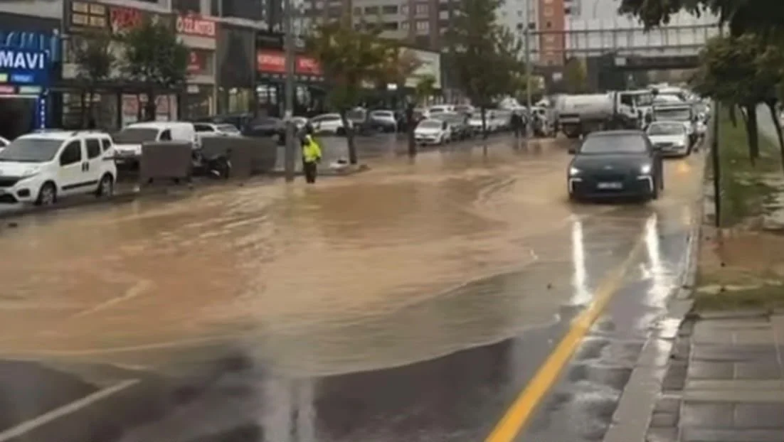 Gaziantep'te aniden bastıran sağanak yolları göle çevirdi 5