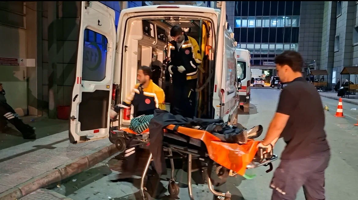 YARALANAN M.E.M., SAĞLIK EKİPLERİNİN OLAY YERİNDEKİ İLK MÜDAHALESİNİN ARDINDAN AMBULANSLA...