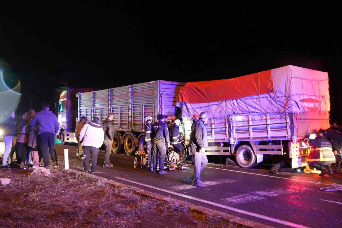 Niğde'de kamyonet tıra çarptı: 1 ağır yaralı 4