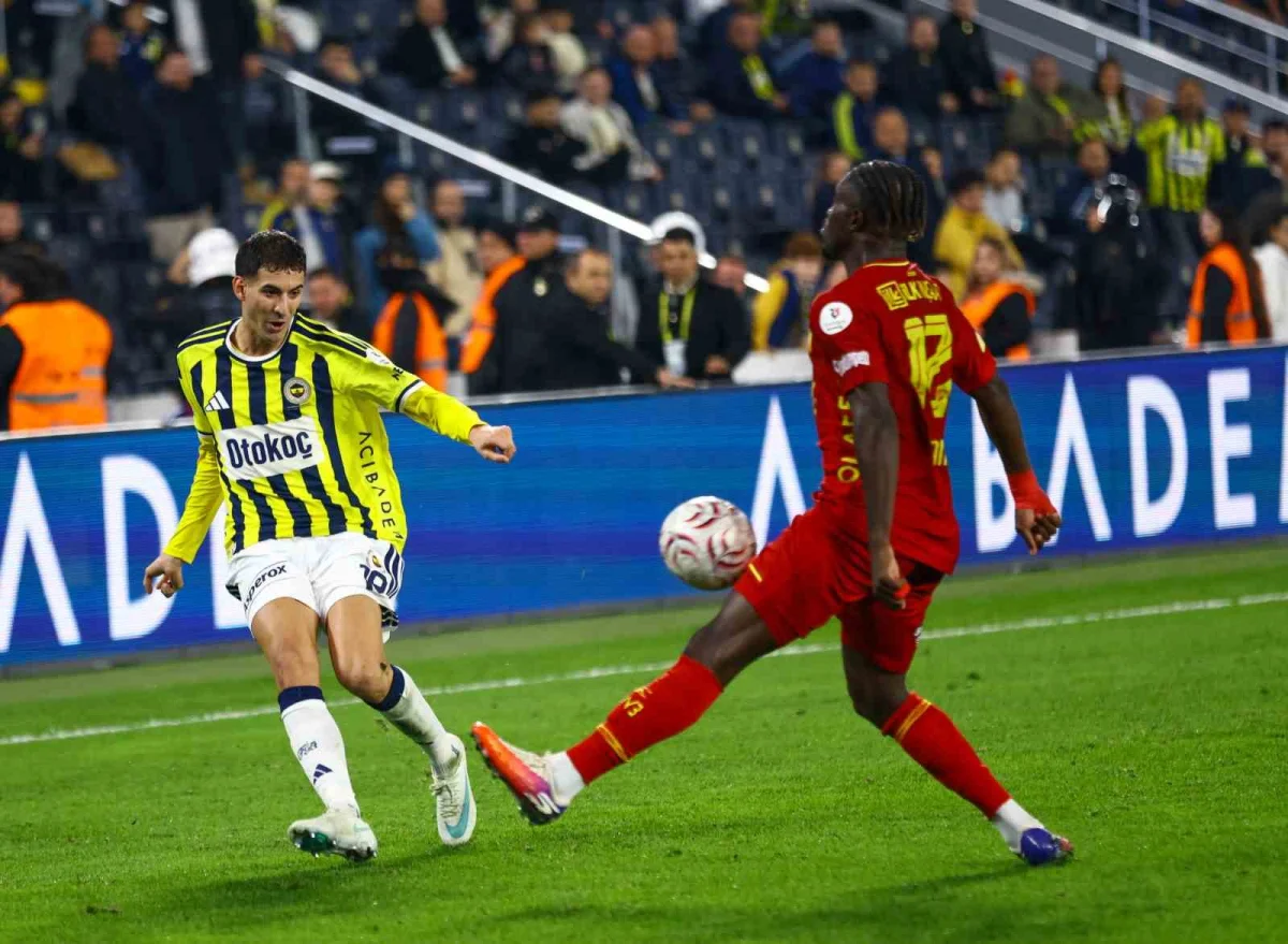 Fenerbahçe evinde Göztepe'ye yenilerek liderin 9 puan gerisine düştü 4