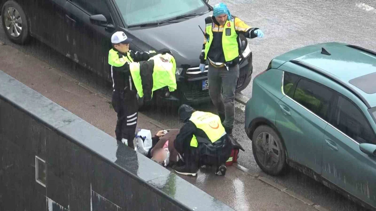 Samsun'da trafik kazasında yaralanan kadını yağmurdan koruyan polisin duyarlılığı 2