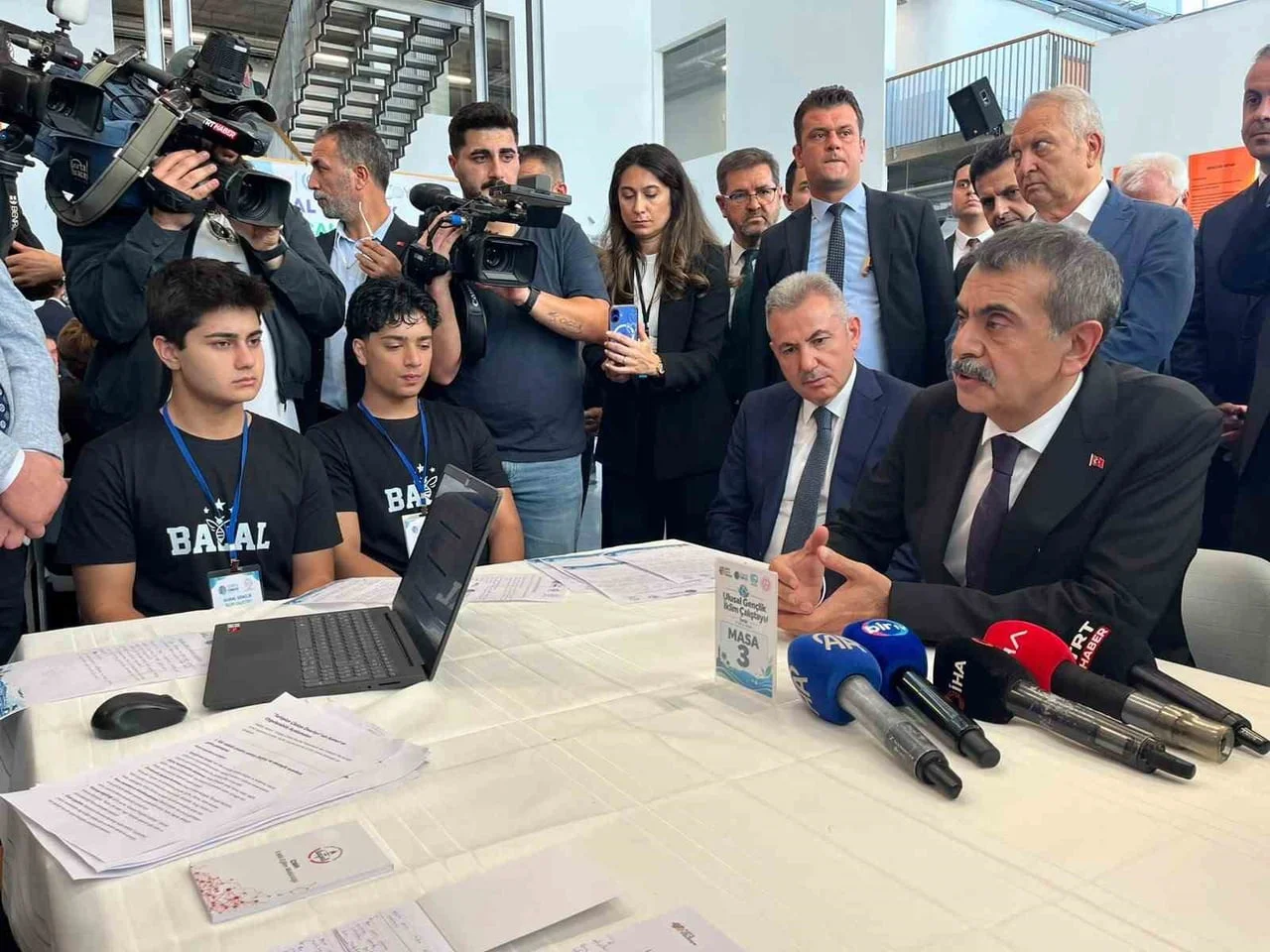 MİLLİ EĞİTİM BAKANI TEKİN, ÇALIŞTAYDA ÖĞRENCİLERİN HAZIRLADIĞI ÇEVRE PROJELERİNİ DİKKATLE İNCELEDİ...