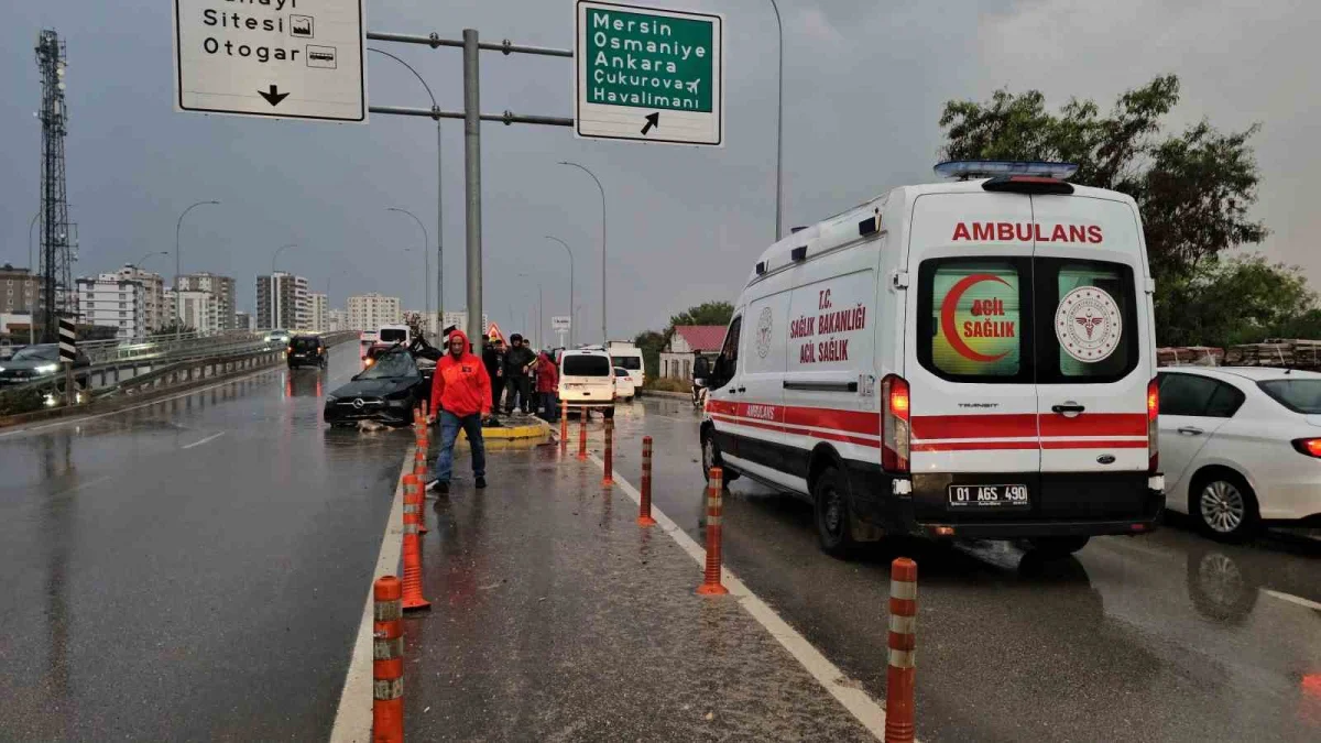 Adana'da tabela direğine çarpan otomobilin sürücüsü hayatını kaybetti 2