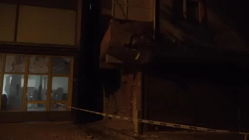 Ataşehir’de kamyonun sürtündüğü bina mühürlendi
