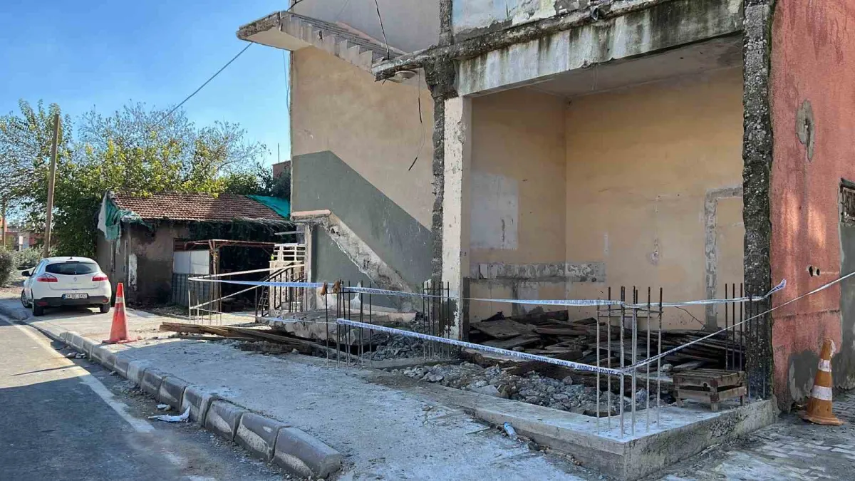 Depremde eşini ve iki kızını kaybeden işçi çöken merdivenin altında can verdi 4