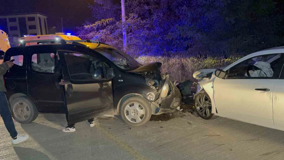 Samsun'da otomobil ile hafif ticari araç çarpıştı: 5 yaralı 4