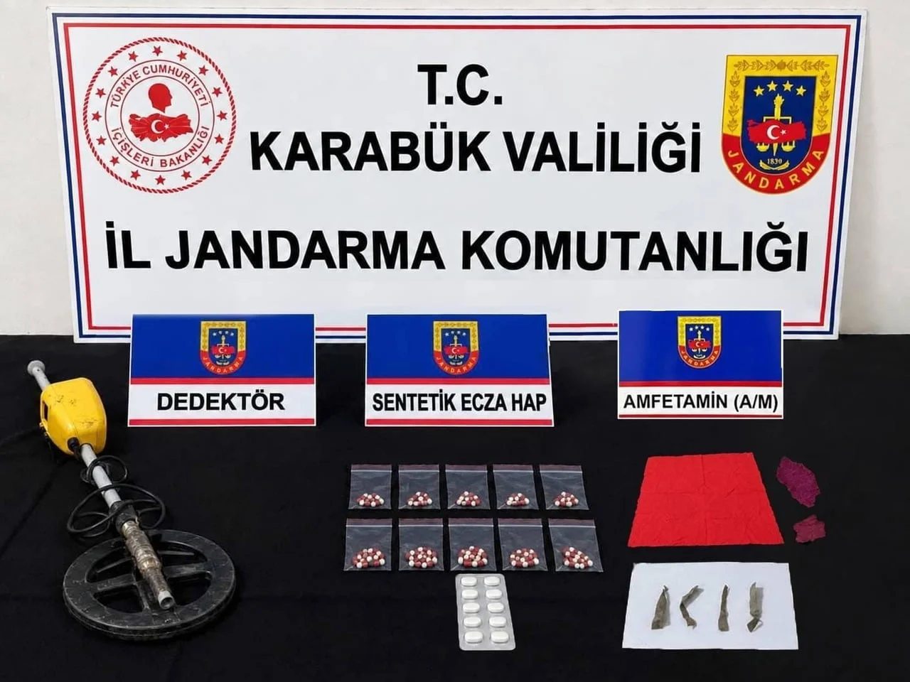 KARABÜK'TE JANDARMA EKİPLERİNCE DÜZENLENEN 5 AYRI FAALİYETTE 100 ADET SENTETİK ECZA HAPI VE 7 ADET...