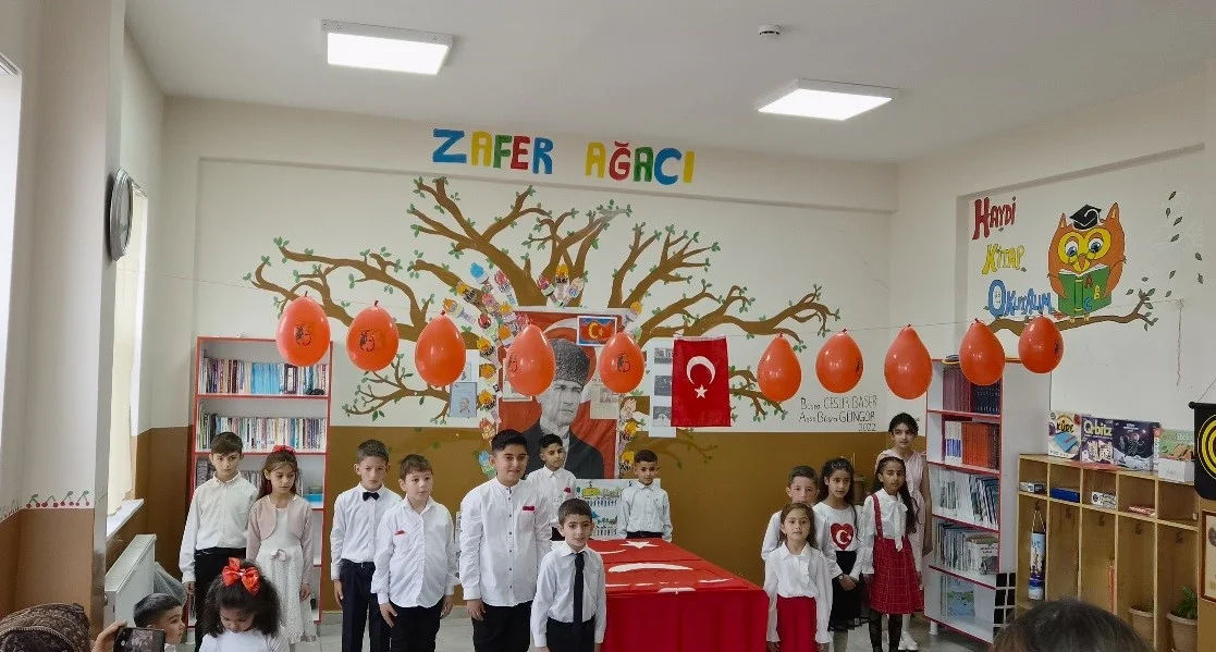 Kars'ta ilkokul öğrencilerinden Cumhuriyet'in 103'üncü yılına özel İstiklal Marşı performansı 1