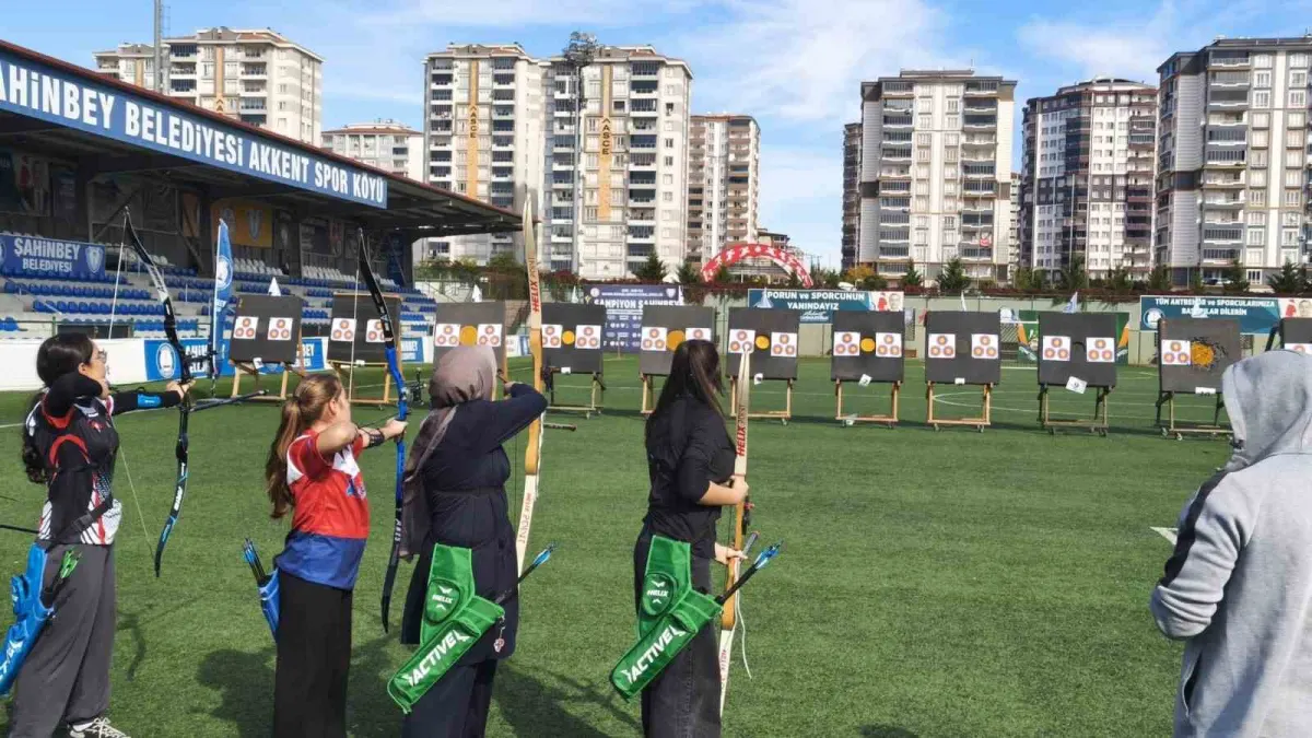Şahinbey'de 103. yıl coşkusu yüzlerce sporcunun katılımıyla sahalara taşındı 5