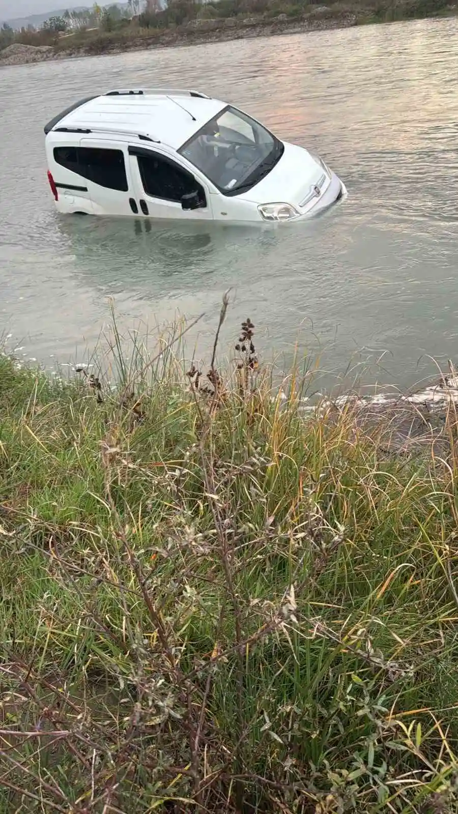 Erbaa'da balık tutmak için gittikleri Kelkit Çayı'nda otomobilleri sular altında kaldı 1