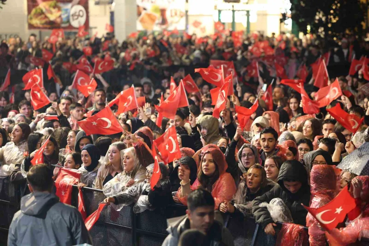 Osmangazi Meydanı'nda Göksel konseriyle Cumhuriyet coşkusu yaşandı 2