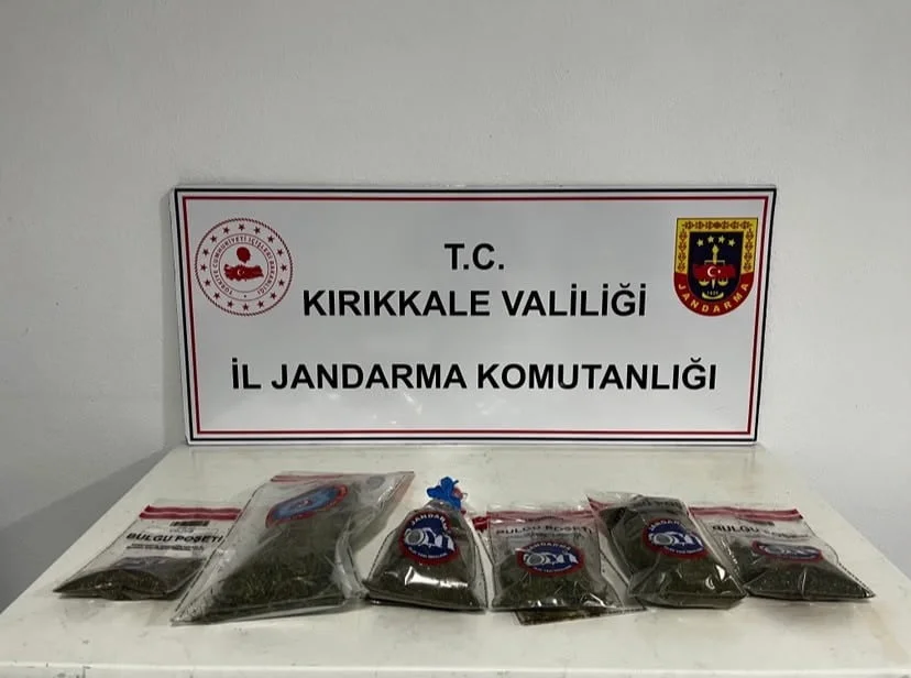 KIRIKKALE'DE JANDARMA EKİPLERİNCE UYUŞTURUCU MADDE ARAMA KÖPEĞİNİN TEPKİ VERDİĞİ EVİN BAHÇESİNDE...