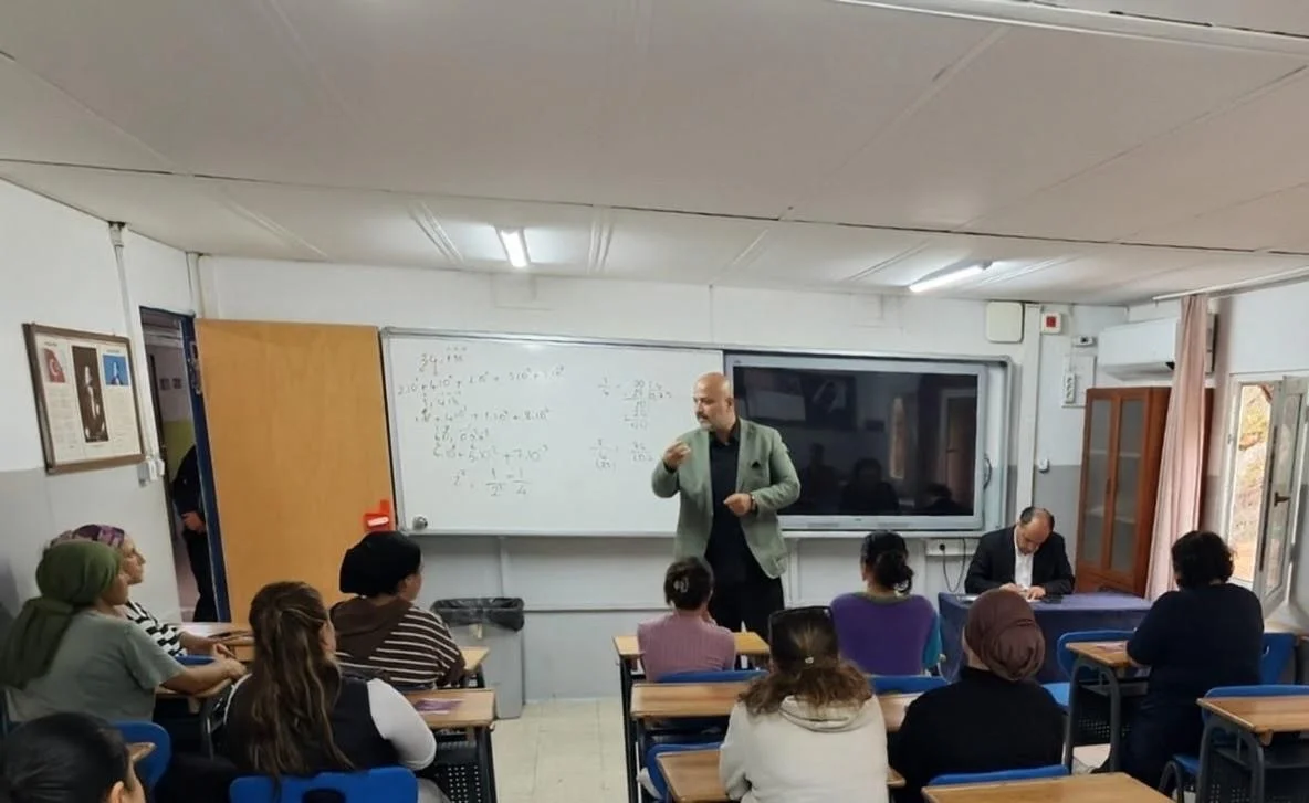 Bodrum'da öğrenciler matematikçi yazar Mehmet Karayiğit ile buluştu 3