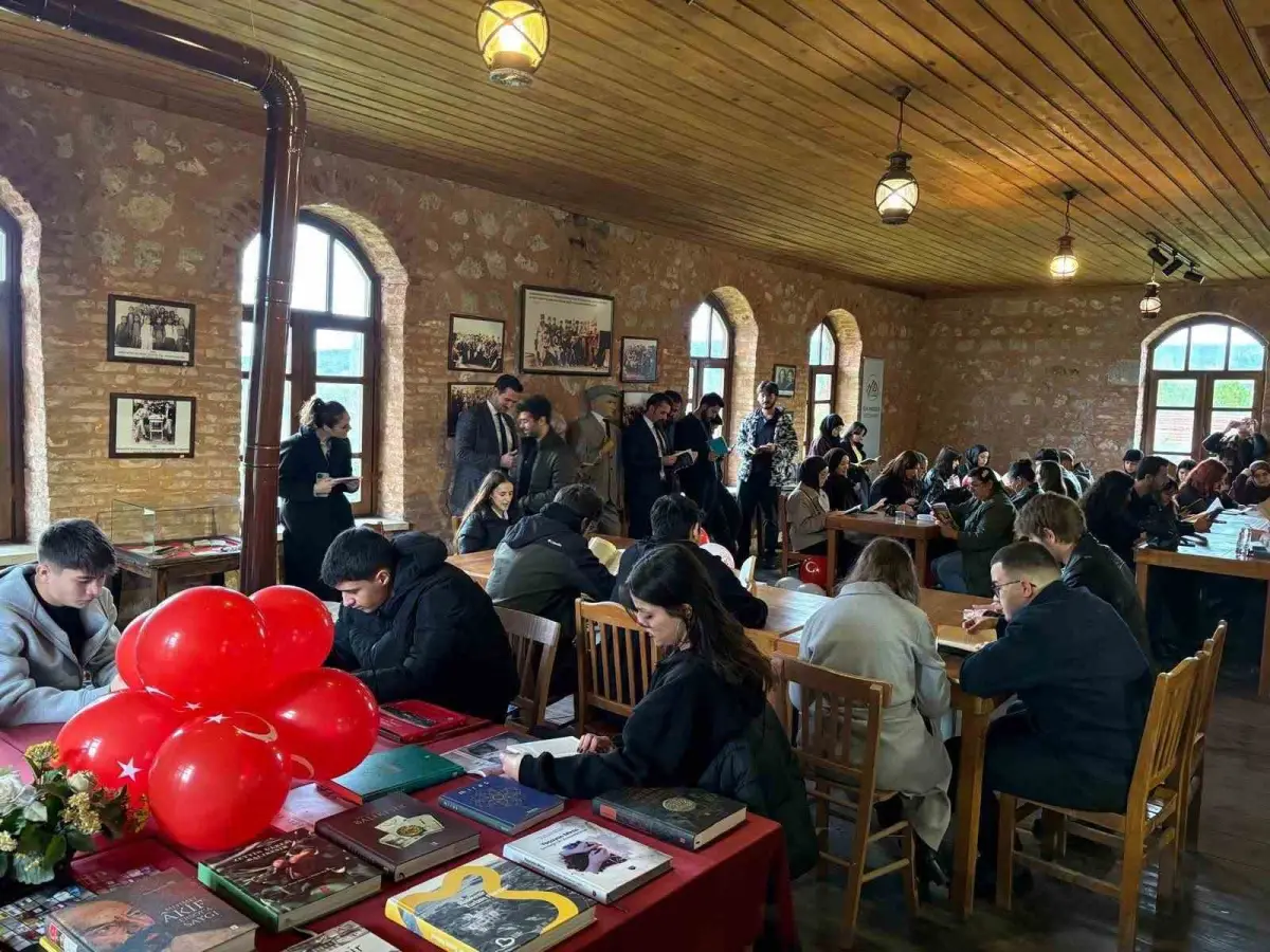 Balıkesir'de üniversite öğrencileri tarihi Akbaş İlkokulunda kitap okudu 1