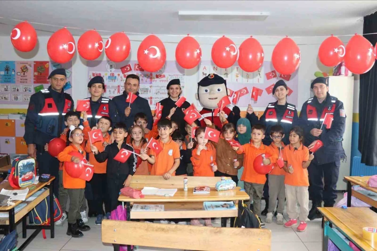 Eskişehir'de jandarma personeli minik öğrencilerle sınıfları 29 Ekim için süsledi 1