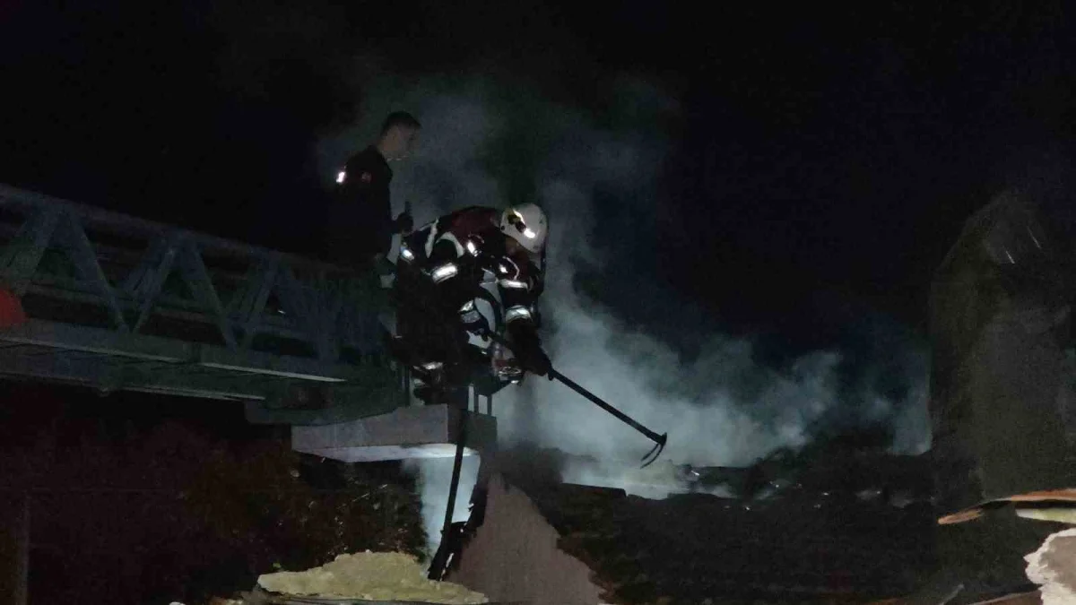 Nazilli'de sobadan çıkan yangın evi kül etti: Dört kişilik aile alevlerin arasından son anda kurtuldu 1