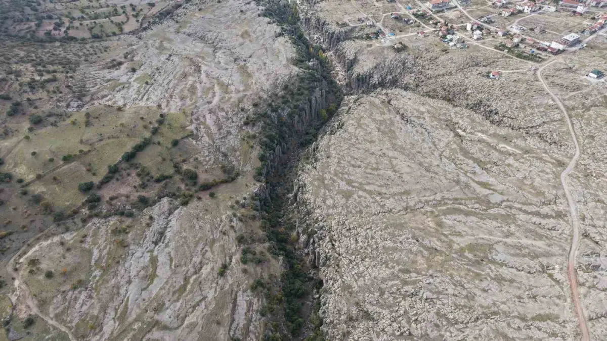 Aksaray'daki Manastır Vadisi kaya oyma mekanları ve doğal dokusuyla ziyaretçilerini ağırlıyor 1