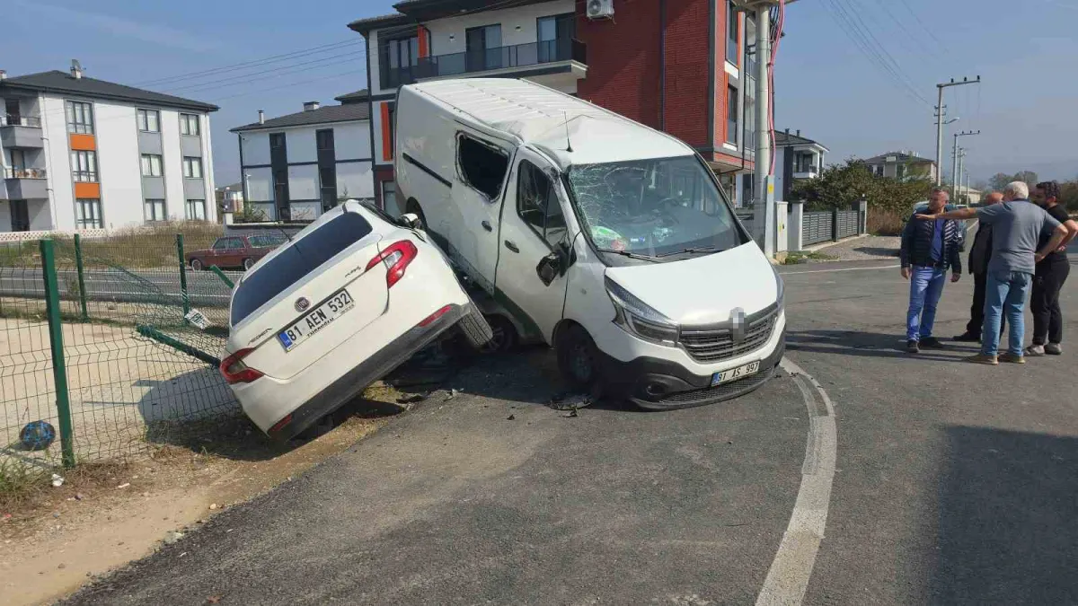 Düzce'de otomobilin çarptığı minibüs park halindeki aracın üzerine çıktı 4