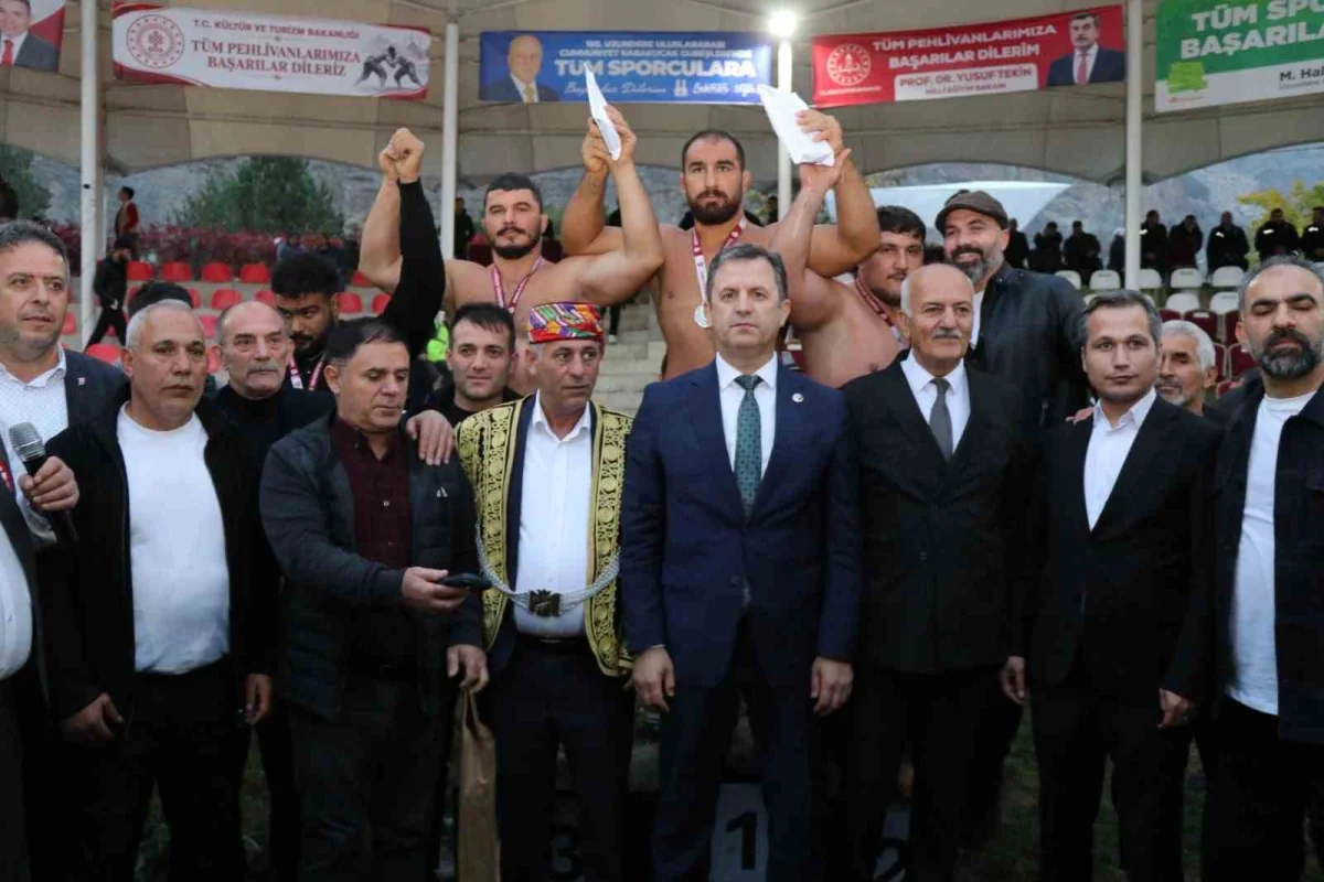 Erzurum'da düzenlenen 103. Geleneksel Uzundere Cumhuriyet Karakucak Güreşleri'nde başpehlivan belli oldu 4