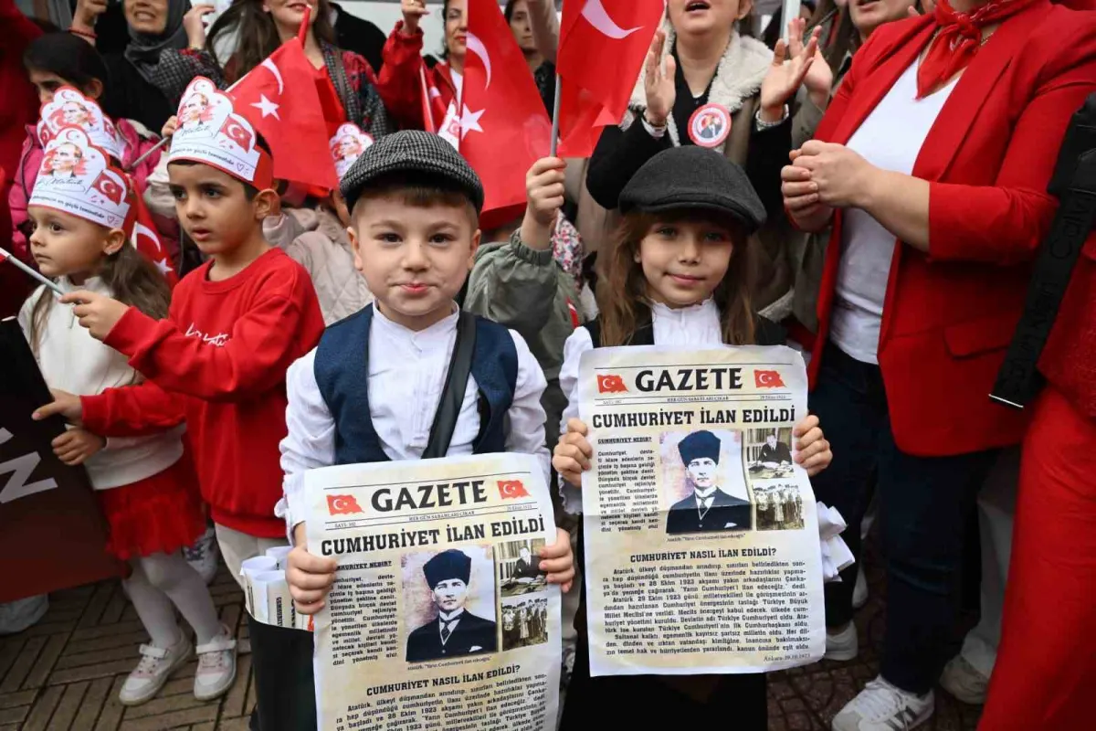 Manisa'da çocuklar cumhuriyeti tarihi gazete manşetleriyle kutladı 1