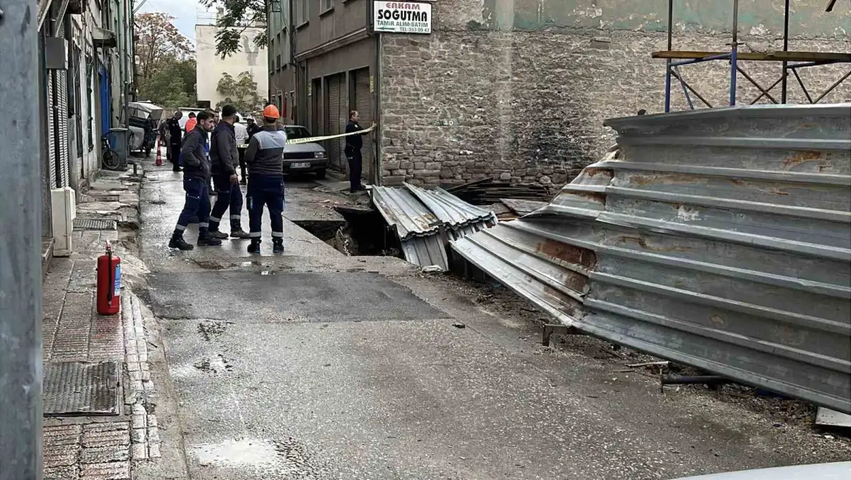Konya'da inşaat alanının bitişiğinde zemin çöktü, doğalgaz ve su boruları patladı 1