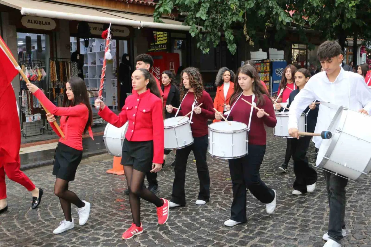 Diyarbakır'ın tarihi sokaklarında 103. yıl Cumhuriyet yürüyüşü 4