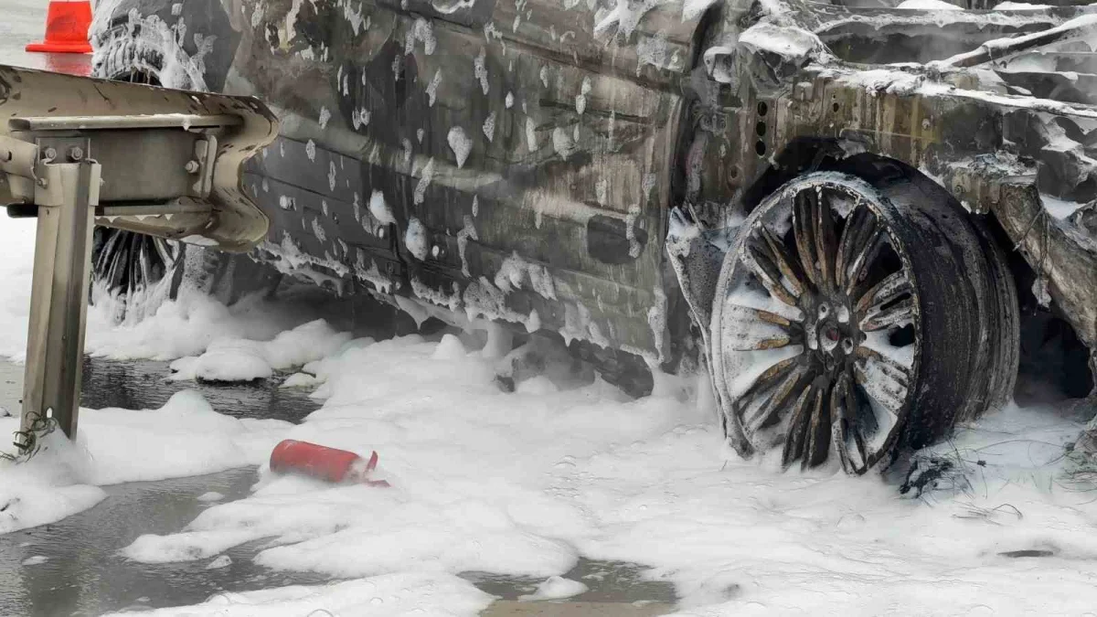 İstanbul Havalimanı yolunda lüks otomobil alev topuna döndü 3