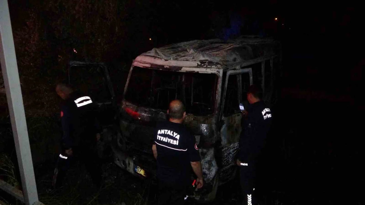 ANTALYA'NIN MANAVGAT İLÇESİNDE BAHÇEDE PARK HALİNDEKİ MİNİBÜS, ÇIKAN YANGIN SONUCU KULLANILAMAZ...