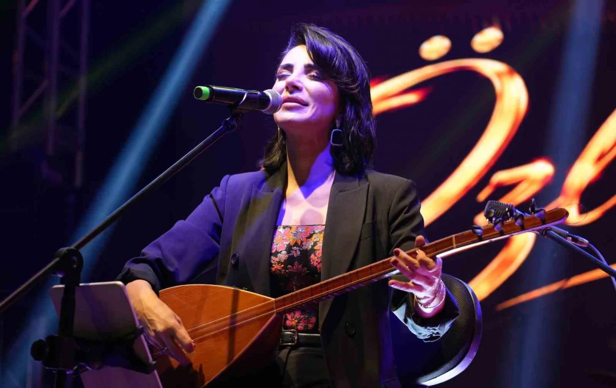Kırıkkale'de Cumhuriyet coşkusu: Özlem Özdil türküleriyle sahne aldı 1