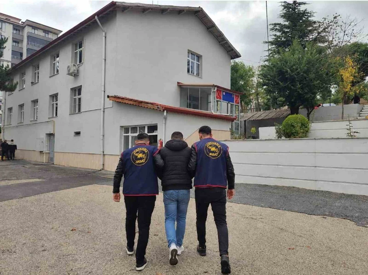 YOZGAT’TA HAKKINDA KESİNLEŞMİŞ HAPİS CEZASI BULUNAN FİRARİ HÜKÜMLÜ YAKALANDI.-