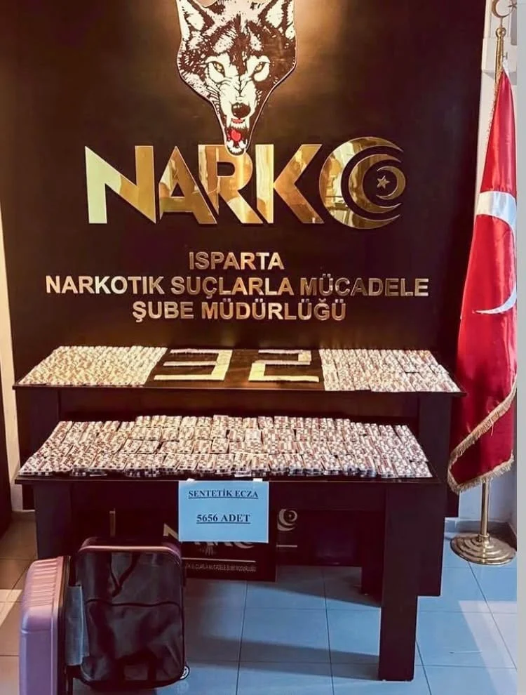 ISPARTA’DA POLİS EKİPLERİNCE DÜZENLENEN UYUŞTURUCU OPERASYONUNDA 5 BİN 656 ADET SENTETİK ECZA İLE...