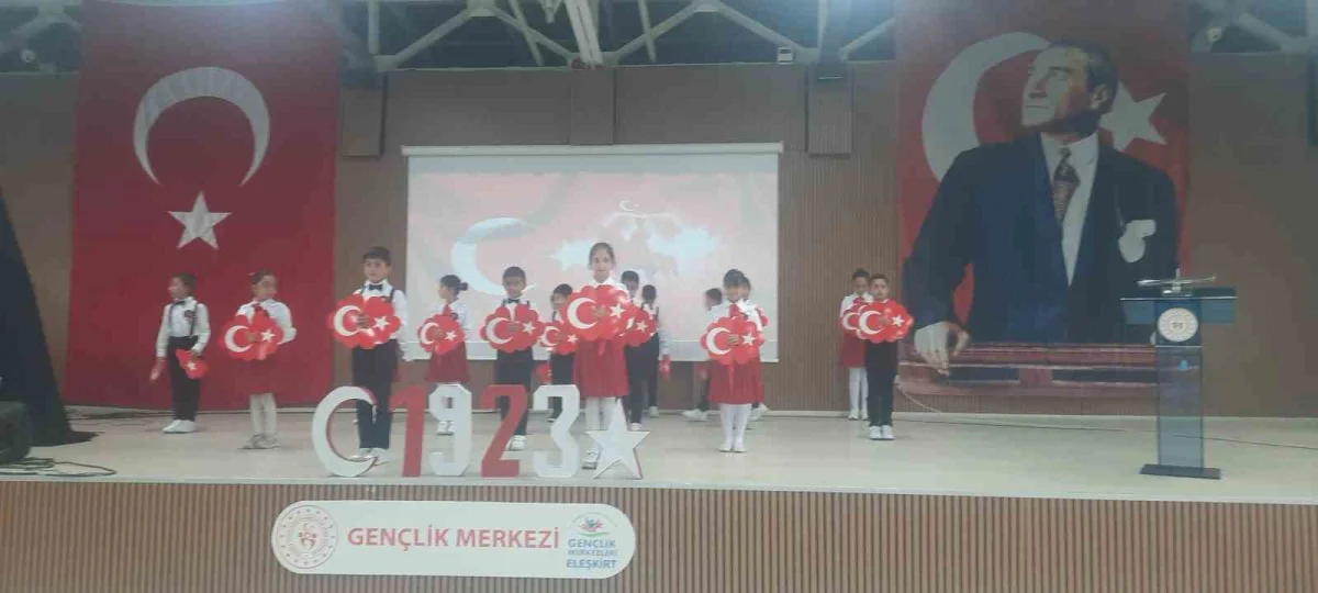 Eleşkirt'te 29 Ekim Cumhuriyet Bayramı kutlamalarına minik öğrencilerin gösterileri renk kattı 1