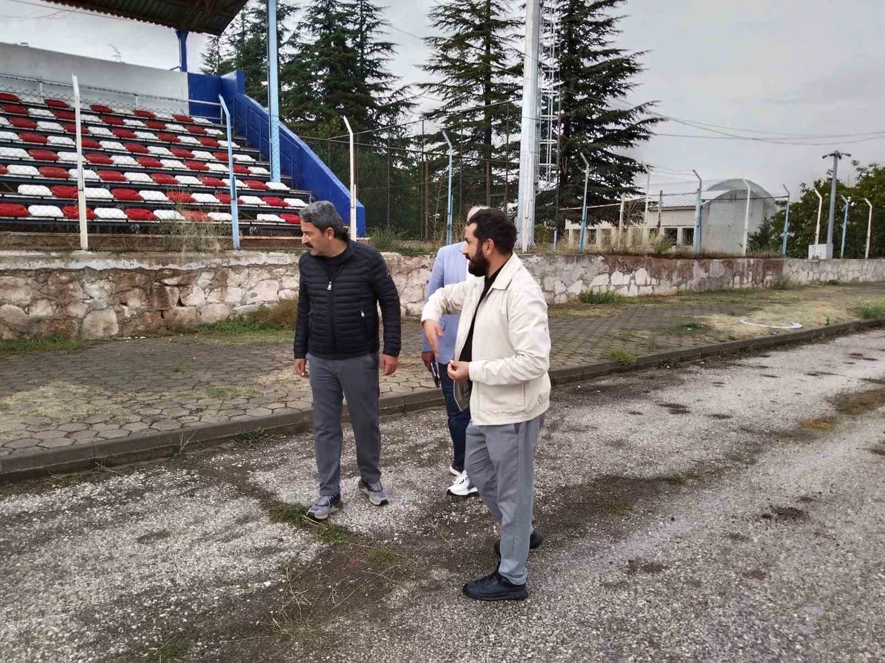 ESKİŞEHİR'DE BULUNAN NECDET YILDIRIM SPOR SAHASI'NDA YENİLEME ÇALIŞMALARI YAPILIYOR.