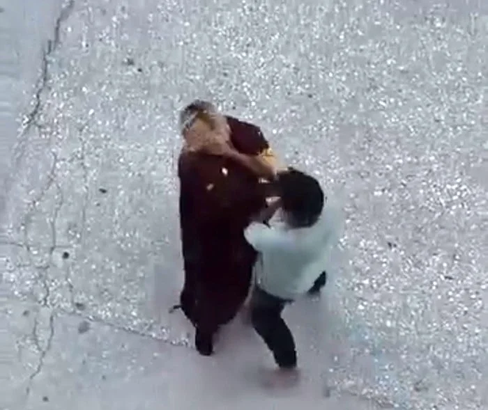 ESKİŞEHİR’DE ERKEK ŞAHIS, BİR CADDE ÜZERİNDE TARTIŞTIĞI KADINI DARP EDEREK BOĞAZINI SIKTI VE YERDE...