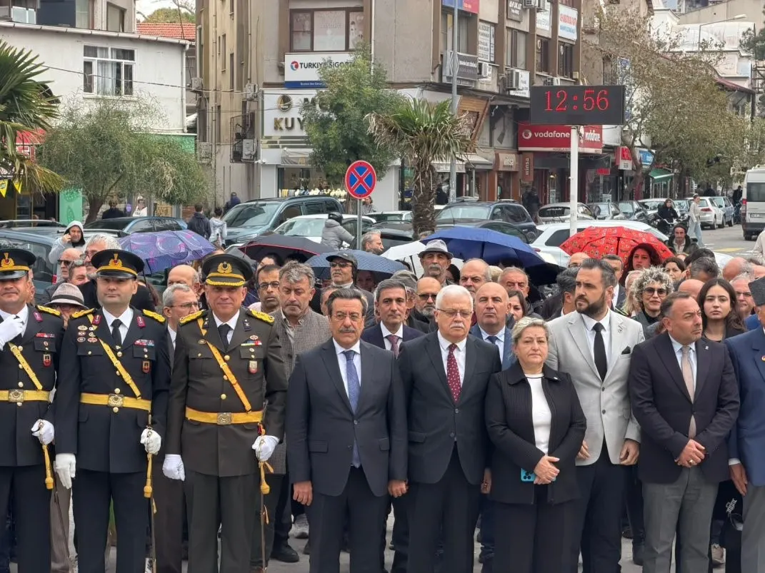 Burhaniye'de Cumhuriyet Bayramı kutlamaları çelenk sunma töreniyle başladı 2