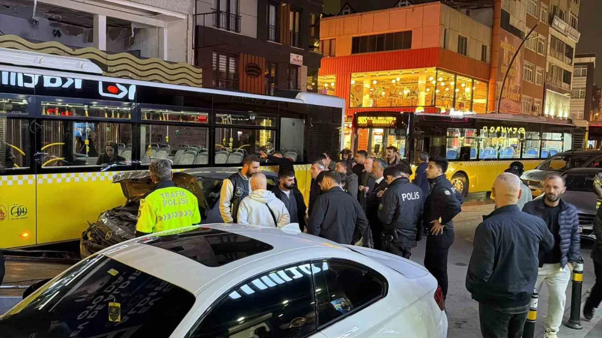 Küçükçekmece'de otomobil minibüse çarptı, iki yolcu hastaneye kaldırıldı 4