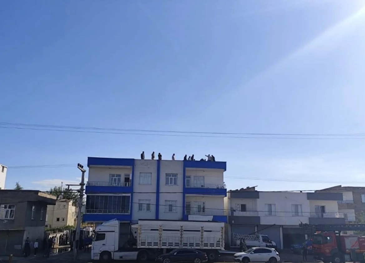 DİYARBAKIR’IN BİSMİL İLÇESİNDE SACI ÇEKMEK İSTERKEN YÜKSEK GERİLİM HATTINA TEMAS ETMESİ SONUCU...