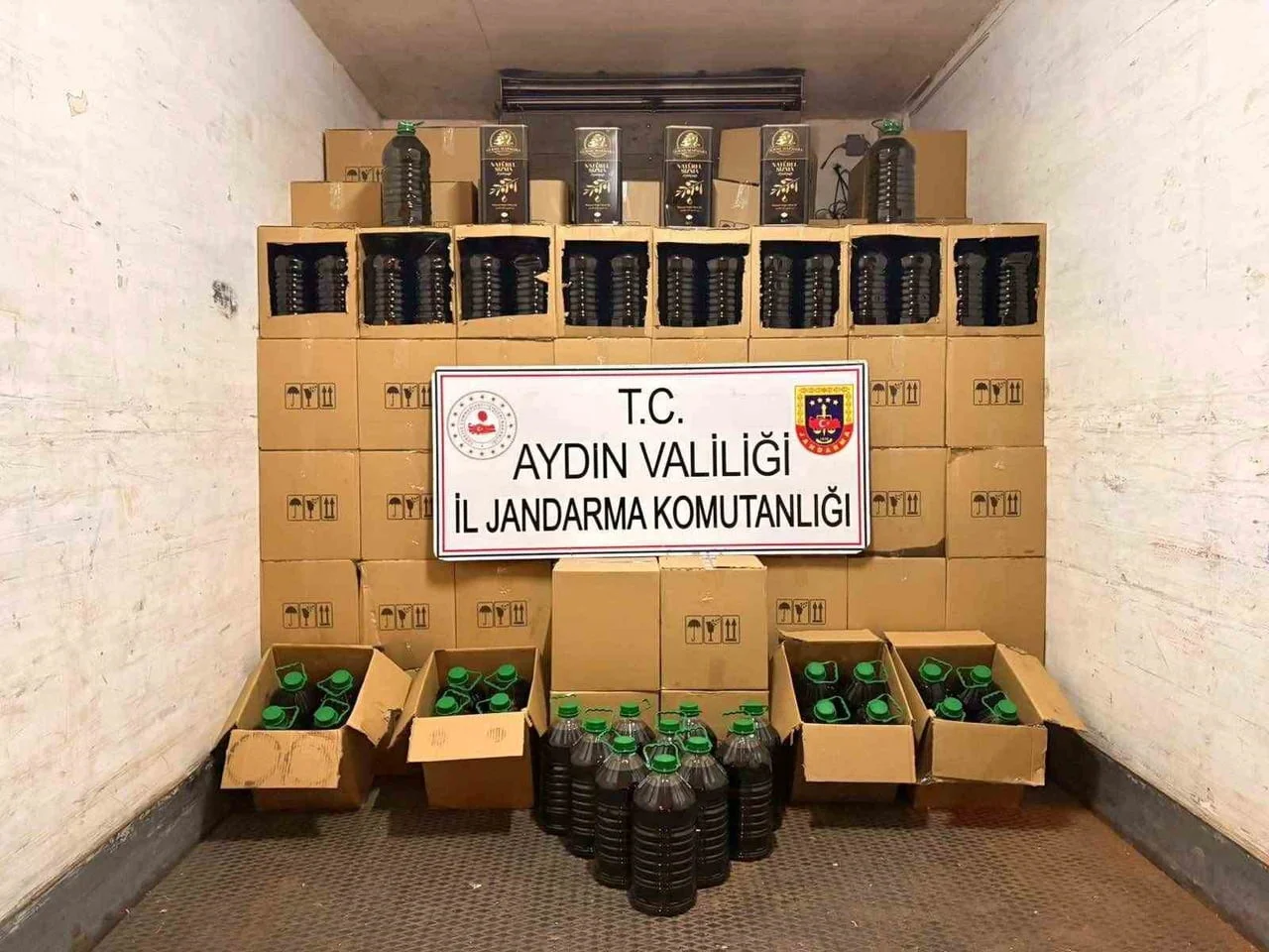 AYDIN'IN KÖŞK İLÇESİNDE SEYİR HALİNDEYKEN DURDURULAN KAMYONETTE 5 BİN 300 LİTRE TAKLİT ZEYTİNYAĞI...