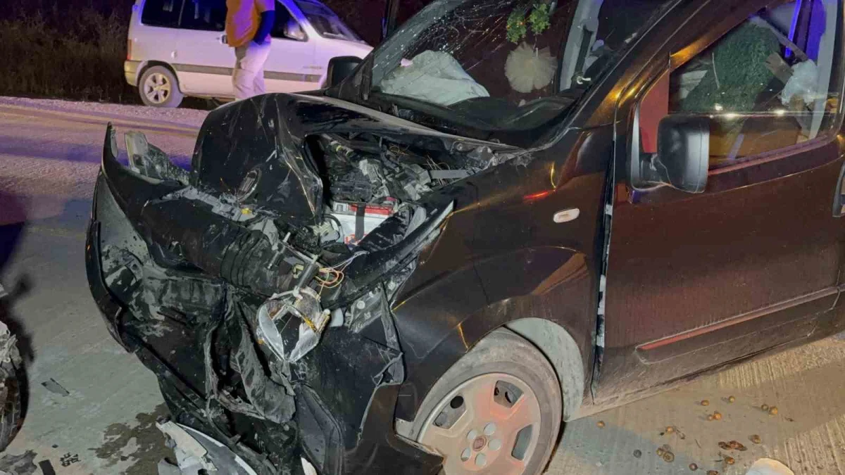 Samsun'da otomobil ile hafif ticari araç çarpıştı: 5 yaralı 2